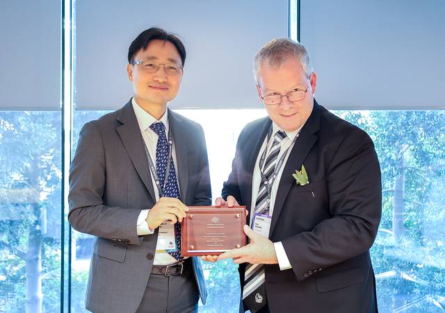 임광현(왼쪽) 국세청장이 지난 16일(현지시간)부터 18일까지 호주 브리즈번에서 열린 제54차 아시아·태평양 국세청장회의에 참석한 계기로 롭 헤퍼런 호주 국세청장과 양자회의를 열고 있다. 국세청 제공