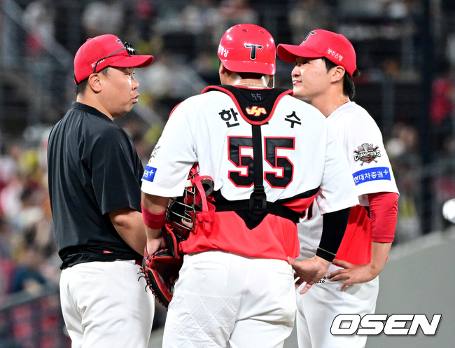 이범호 감독이 마운드를 방문해 포수 한준수, 투수 전상현과 이야기를 나누고 있다./OSEN DB