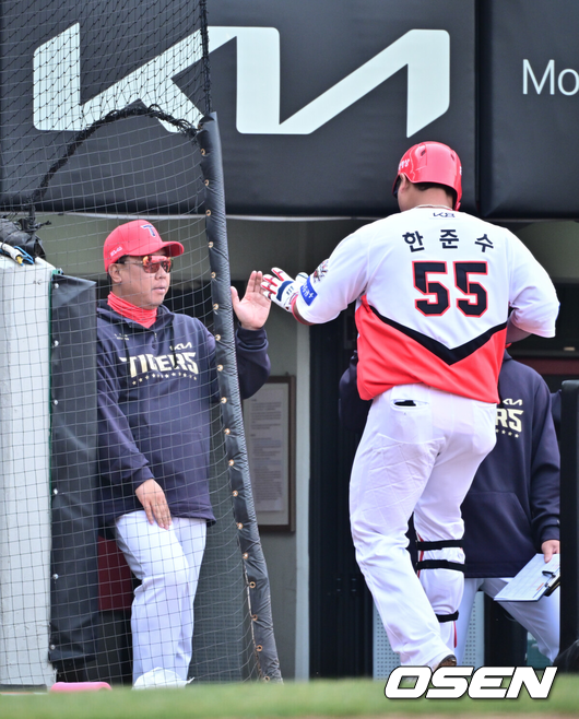 이범호 감독이 포수 한준수의 ㄱ득점을 환연하고 있다. /OSEN DB