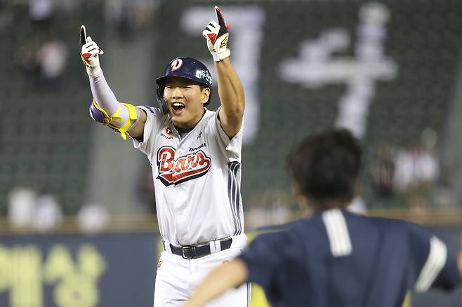 두산 홍성호가 18일 잠실구장에서 열린 키움과 2025 프로야구 정규리그 홈경기에서 9회말 끝내기 안타를 친 뒤 환호하고 있다. 두산 베어스 제공