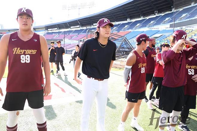 ▲ 왼쪽에서 두 번째에 선 안우진 ⓒ키움 히어로즈