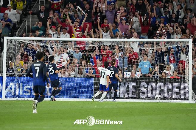 지난 10일 미국 콜럼버스에서 열린 미국과의 A매치 평가전을 앞둔 실점을 허용한 일본 축구대표팀. /AFPBBNews=뉴스1