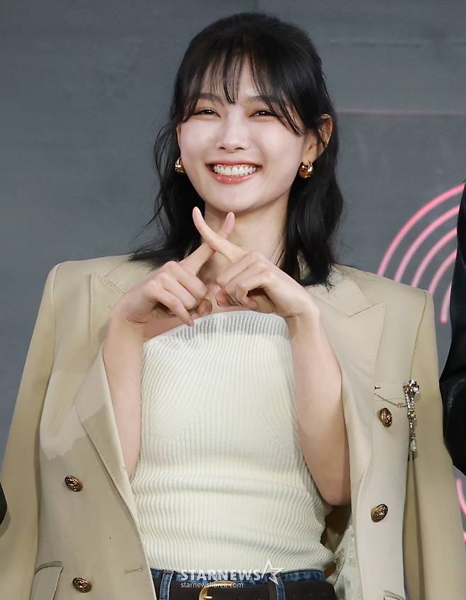 (부산=뉴스1) 권현진 기자 = 배우 김유정이 19일 오후 부산광역시 해운대구 영화의 전당에서 열린 '제30회 부산국제영화제(BIFF)' '친애하는 x' 야외무대인사에 참석해 포즈를 취하고 있다. 2025.9.19/뉴스1 Copyright (C) 뉴스1. All rights reserved. 무단 전재 및 재배포, AI학습 이용 금지. /사진=(부산=뉴스1) 권현진 기자