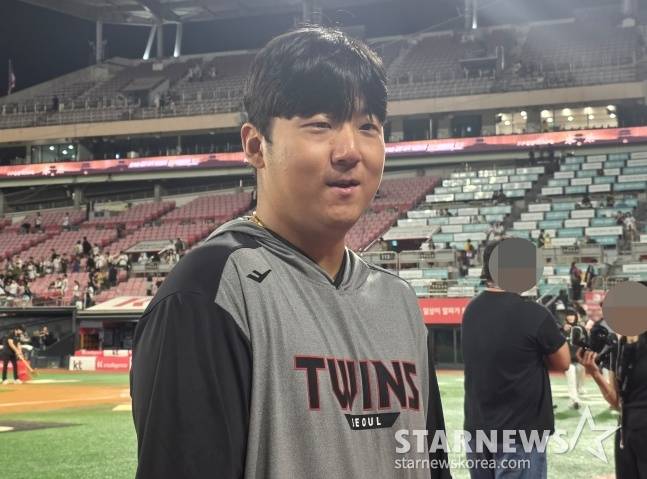 LG 송승기가 18일 수원 KT전을 승리로 이끈 후 취재진과 인터뷰에 응하고 있다. /사진=김동윤 기자