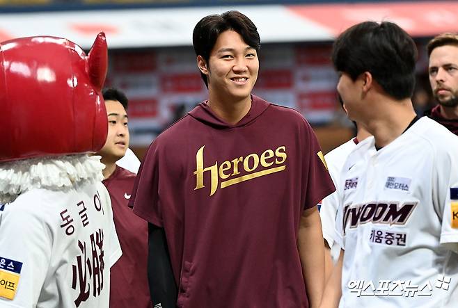 설종진 키우 히어로즈 감독대행은 18일 서울 잠실야구장에서 2025 신한 SOL Bank KBO리그 두산 베어스와 원정경기를 앞두고 취재진을 만나 안우진의 1군 등록이 다른 젊은 선수의 기회를 박탈한다는 일각의 우려에 "그 부분에 대해서는 저는 지장이 없다고 생각한다"고 정면 반박했다. 엑스포츠뉴스 DB