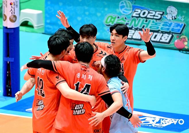 19일 오후 전라남도 여수 진남체육관에서 열린 '2025 여수·NH농협컵 프로배구대회' 남자부 준결승 OK저축은행과 한국전력의 경기, OK저축은행 선수들이 득점 후 기뻐하고 있다. KOVO
