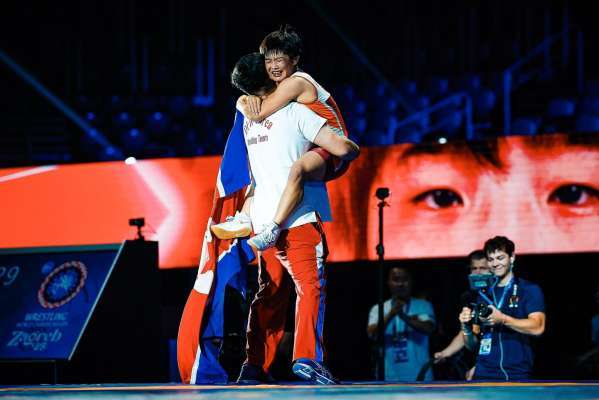 금메달을 딴 뒤 기뻐하는 북한 여자 레슬링 원명경 선수(가운데)