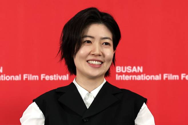 심은경 배우가 20일 부산 해운대구 우동 영화의전당 비프힐에서 열린 제30회 부산국제영화제 경쟁부문 작품 '여행과 나날' 기자회견을 하고 있다. 뉴시스
