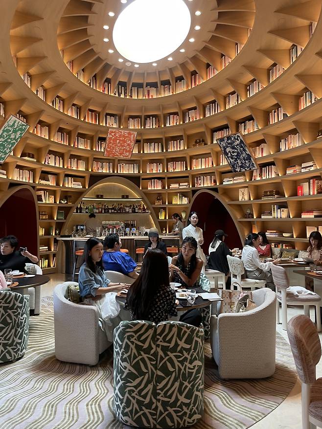 Interior of Le Cafe Louis Vuitton (Hong Yoo/The Korea Herald)