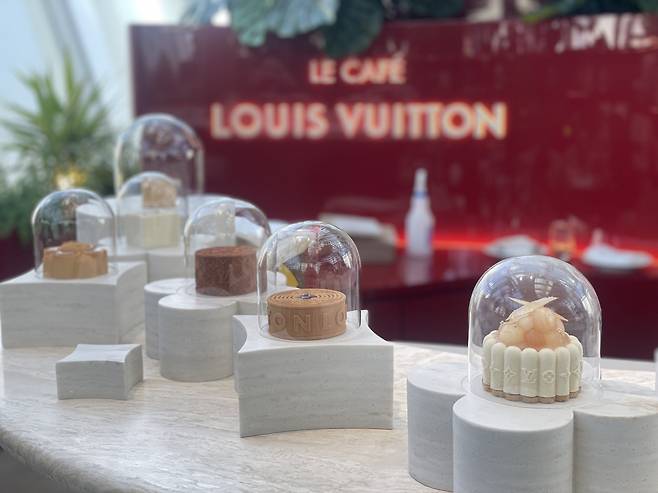 Dessert showcase (Hong Yoo/The Korea Herald)