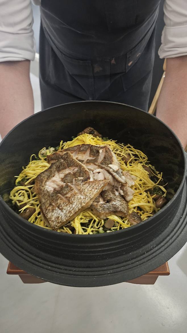 지평주조에서 빚은 프리미엄 막걸리 ‘지평 탁주’와 민어솥밥과 황탯국.