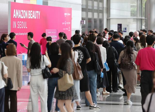 19일 서울 강남구 코엑스에서 열린 '아마존 뷰티 인 서울' 행사를 찾은 참관객들이 참가 등록을 하고 있다. 연합뉴스