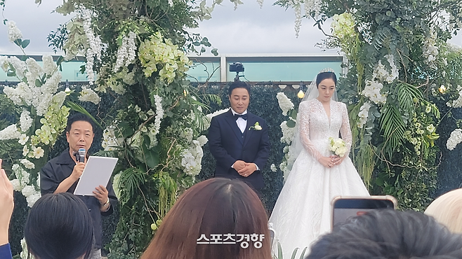 김병만 결혼식에서 성혼선언문 낭독 중인 김학래. 사진 독자제공