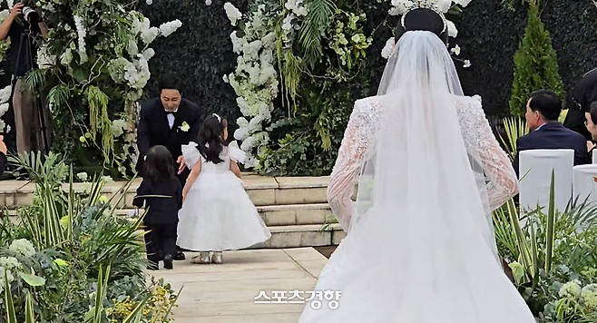 화동으로 나선 두 자녀를 맞이하고 있는 김병만과 신부 현은재의 뒷모습. 사진 독자제공