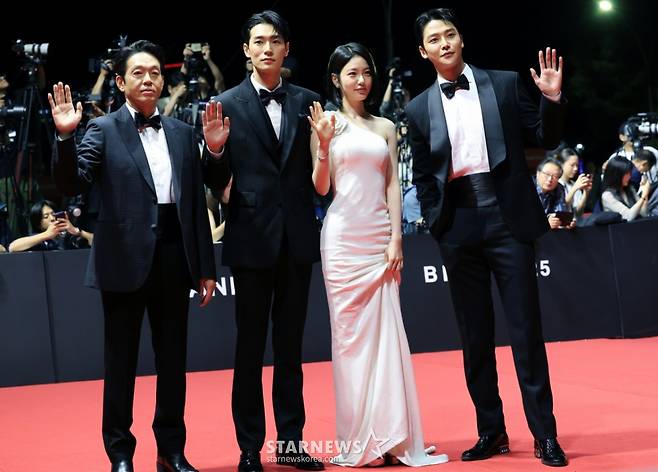 (부산=뉴스1) 권현진 기자 = 배우 박지환(왼쪽부터)과 박서함, 신예은, 로운이 17일 오후 부산 해운대구 영화의전당에서 열린 ‘제30회 부산국제영화제’(BIFF) 개막식 레드카펫 행사에 참석해 포즈를 취하고 있다. 2025.9.17/뉴스1 Copyright (C) 뉴스1. All rights reserved. 무단 전재 및 재배포, AI학습 이용 금지. /사진=(부산=뉴스1) 권현진 기자