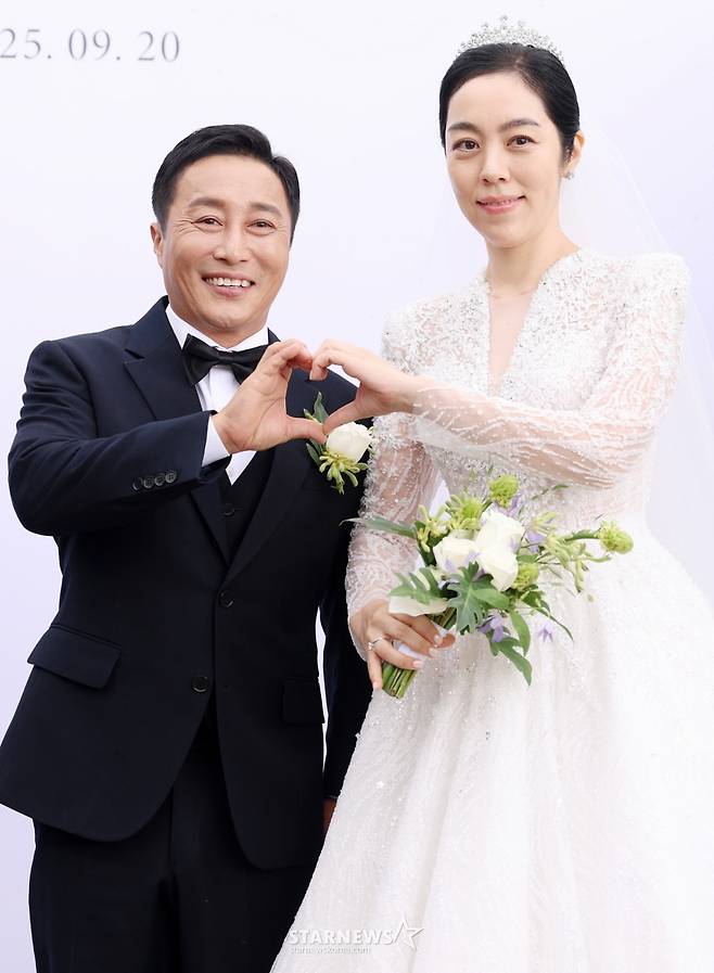 개그맨 김병만과 신부 현은재씨가 20일 서울 서초구 한강세빛섬 플로팅아일랜드에서 열릴 결혼식에 앞서 포즈를 취하고 있다. /2025.09.20 /사진=김휘선 hwijpg@