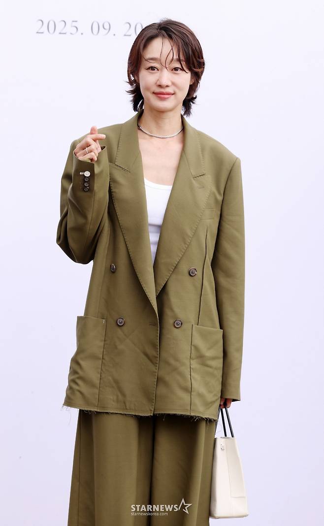 배우 최여진이 20일 서울 서초구 한강세빛섬 플로팅아일랜드에서 열린 개그맨 김병만의 결혼식에 참석해 포즈를 취하고 있다./2025.09.20 /사진=김휘선 hwijpg@