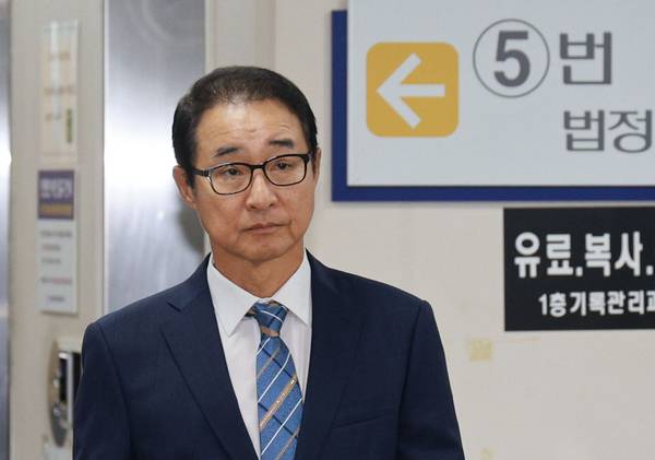 더불어민주당 2021년 전당대회 당시 돈 봉투를 수수한 혐의로 재판에 넘겨진 이성만 전 의원에 대해 법원이 항소심에서 무죄를 판결했다. 사진은 지난 19일 서울 서초구 서울고법에서 열린 항소심 선고 공판에 출석하고 있는 이 전 의원의 모습. 2025.9.19 /연합뉴스