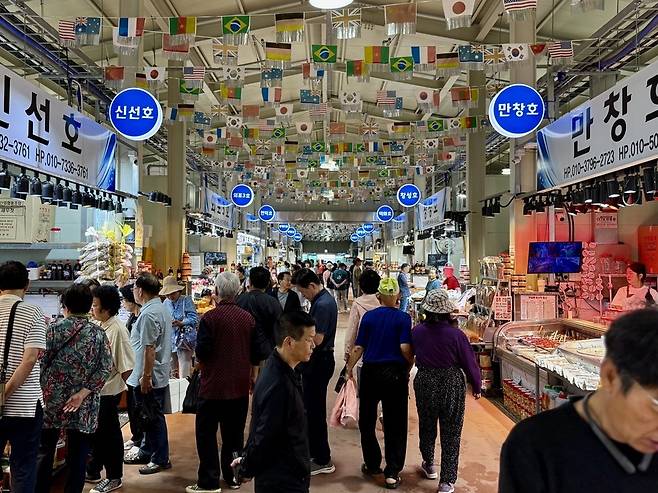 ▲ 21일 오후 인천 강화군 외포항 젓갈수산시장이 손님들로 붐비고 있다.