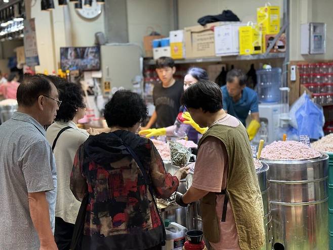 ▲ 21일 오후 인천 강화군 외포항 젓갈수산시장을 찾은 손님들이 새우젓을 둘러보고 있다.