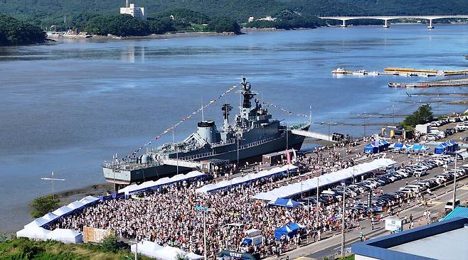 ▲ 인천 강화군 함상공원 일대에서 열린 '제25회 강화해변마라톤대회' 참가자들이 가을 바람을 맞으며 외포리 해안도로를 질주하고 있다. /양진수 기자 photosmith@incheonilbo.com