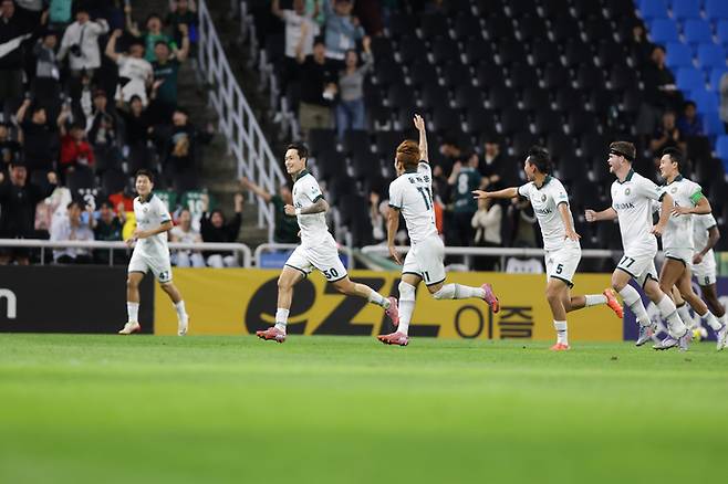 인천축구전용경기장에서 20일 열린 K리그2 30라운드 인천유나이티드와 부천FC 경기서 골을 터트린 부천 박동진(사진 왼쪽 2번째)과 동료들이 세리머니를 하고 있다. 사진=한국프로축구연맹