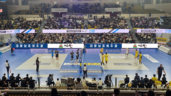 배구 국가대표 선수의 경기가 열리고 있는 체육관에 '대왕님표 여주쌀' 간판이 설치돼 여주쌀을 홍보하고 있다.