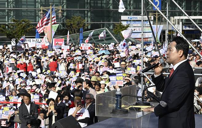 국민의힘이 정부의 야당탄압과 독재정치를 규탄하며 21일 오후 대구 동대구역 광장에서 5년 8개월 만에 장외투쟁에 나섰다. 장동혁 대표가 규탄 발언을 하고 있다. /이용선기자 photokid@kbmaeil.com