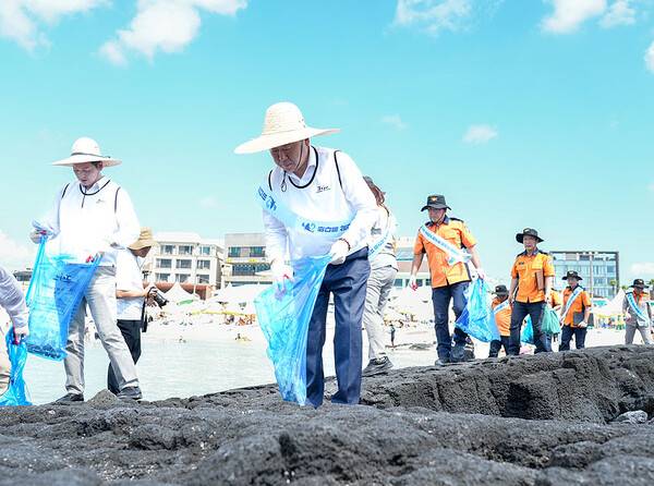 사진은 지난 여름 해수욕장 개장을 앞두고 진행된 '쓰담달리기'