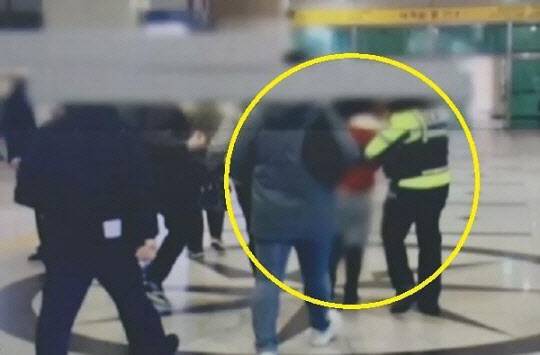 수인분당선 열차에서 흉기를 휘두른 30대 여성이 경기 용인 수지구 죽전역에서 연행되는 모습. (사진=YTN 보도화면 캡처)