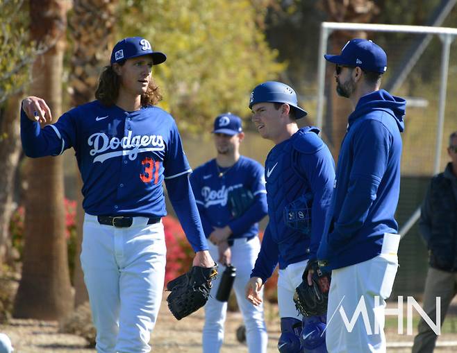 (다저스 선발투수 타일러 글라스노우(왼쪽))