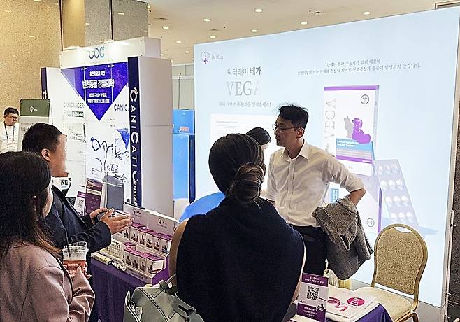 한국반려동물영양연구소는 2025 추계 서울수의임상컨퍼런스에 참가해 닥터레이 베가, 안타레스 제품 등을 소개했다(한국반려동물영양연구소 제공). ⓒ 뉴스1
