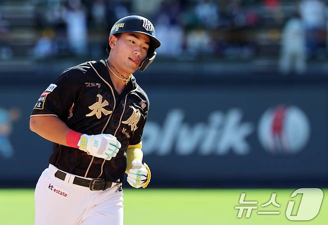 21일 오후 경기 수원시 장안구 KT위즈파크에서 열린 '2025 신한 SOL 뱅크 KBO리그' 삼성 라이온즈와 KT 위즈의 경기, 2-0으로 앞선 KT의 5회말 공격 무사 1루에서 안현민이 달아나는 2점 홈런을 쏘아올린 후 다이아몬드를 돌고 있다. 2025.9.21/뉴스1 ⓒ News1 오대일 기자