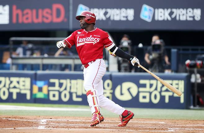 SSG 에레디아가 7일 잠실구장에서 열린 2025 KBO리그 LG와 경기에서 3회초 적시타를 때리고 있다. 사진 | SSG 랜더스