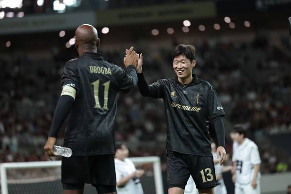 13일 서울 마포구 상암월드컵경기장에서 열린 2025 아이콘매치 이벤트 경기에서 하이파이브를 하는 디디에 드록바와 박지성. /사진=넥슨 제공