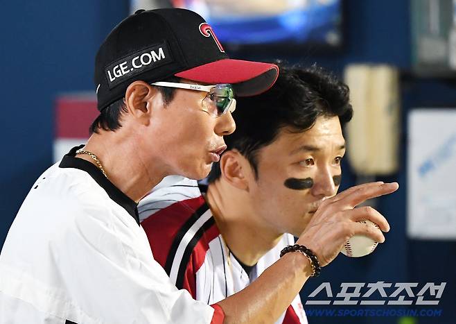 7일 서울 잠실구장에서 열린 SSG-LG전. LG 염경엽 감독이 경기 중 박해민과 대화하고 있다. 잠실=정재근 기자 cjg@sportschosun.com/2025.9.7/