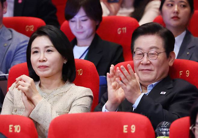 이재명 대통령과 김혜경 여사가 20일 부산 해운대구 영화의전당에서 부산국제영화제 공식상영작 '극장의 시간들'을 관람한 뒤 감독과 배우들의 소감을 들으며 박수를 치고 있다. /대통령실통신사진기자단