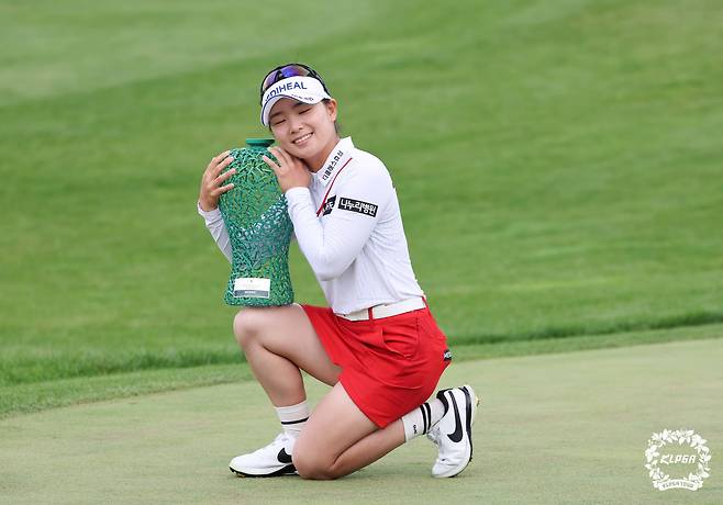 2023년 한국여자프로골프(KLPGA)투어 하나금융그룹 챔피언십에서 우승한 이다연이 트로피를 앉고 기념촬영하고 있다. /KLPGA