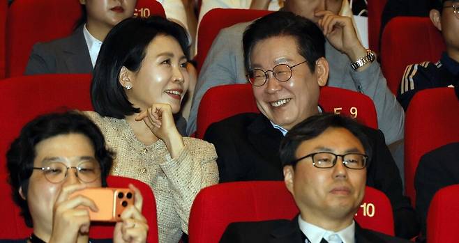 이재명 대통령과 김혜경 여사가 20일 부산 영화의 전당에서 부산국제영화제 공식 상영작 ‘극장의 시간들’을 관람한 뒤 웃으며 대화하고 있다. 대통령실사진기자단