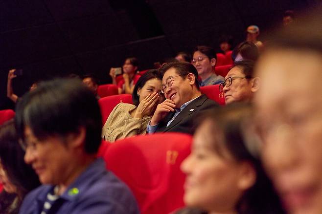 이재명 대통령과 김혜경 여사가 20일 부산국제영화제 공식 상영작 ‘극장의 시간들\'을 관람하고 있다. 대통령실 제공