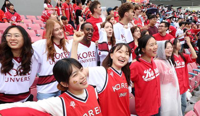 19일 서울 송파구 잠실야구장에서 열린 2025 정기 고려대·연세대 친선경기대회(고연전) 야구 경기에서 고려대생들이 응원전을 펼치고 있다. 뉴시스.