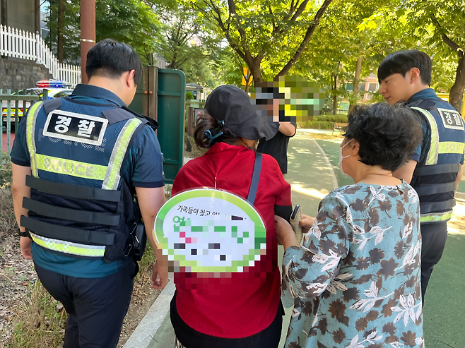 경찰이 가상 치매 환자를 인계하고 있다. 박병국 기자