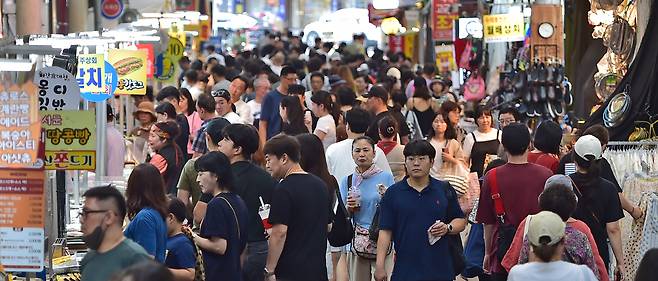 추석을 맞아 대구 중구 서문시장에 장을 보러 방문한 사람들로 붐비고 있다. 대구=연합뉴스