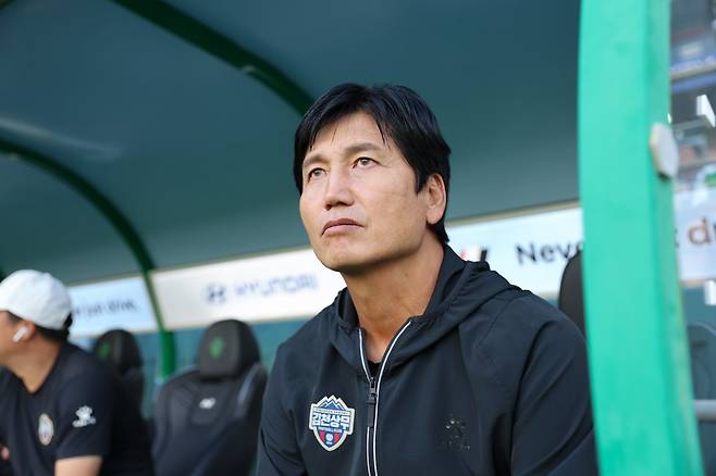정정용 김천 상무 감독이 20일 전주월드컵경기장에서 열린 전북 현대와 K리그1 원정경기 도중 그라운드를 응시하고 있다. 사진제공|한국프로축구연맹