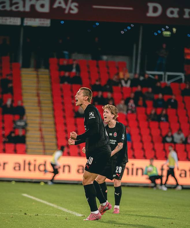 FC 미트윌란 조규성이 지난 18일 덴마크축구협회컵 올보르BK전에서 골을 터뜨린 뒤 포효하고 있다. /사진=FC미트윌란 SNS 캡처