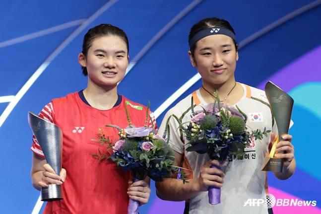 안세영(오른쪽)이 우승을 차지한 뒤 결승 상대 한웨와 함께 기념촬영을 하고 있다. /AFPBBNews=뉴스1