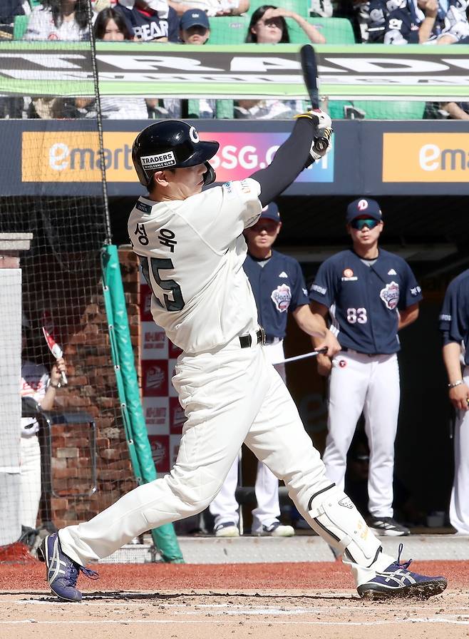 SSG 랜더스 김성욱이 21일 인천 SSG랜더스필드에서 열린 2025 신한 SOL Bank KBO리그 두산 베어스와의 팀 간 14차전에서 2회말 역전 2점 홈런을 기록했다. 사진 SSG 랜더스