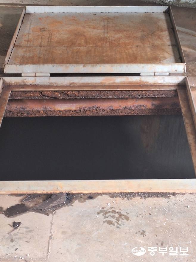 내촌취수장 지하 펌프시설이 있는 취수장 문이 심하게 부식돼 있다. 김두현 기자