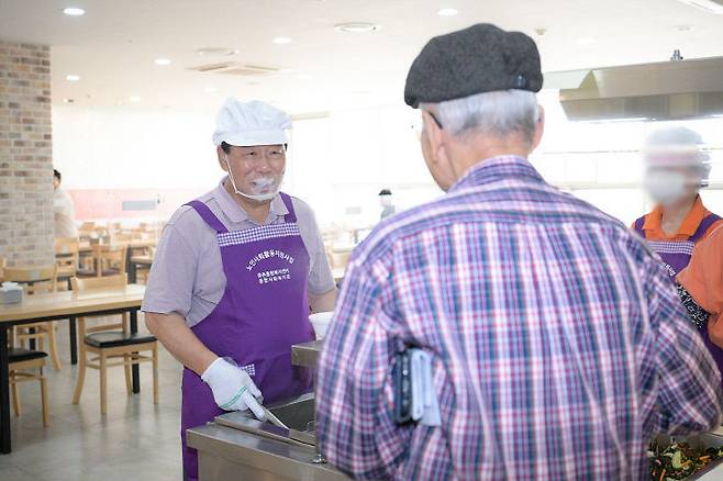 최민호 세종시장이 22일 세종시 종촌종합사회복지관 내 식당에서 배식봉사를 펼쳤다. /세종시 제공