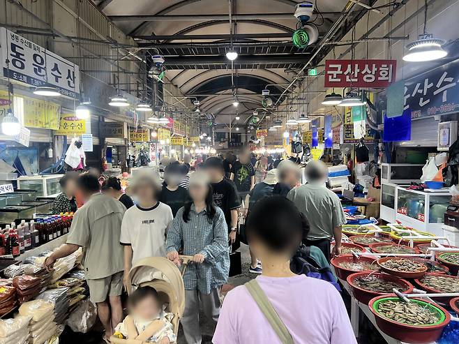 민속 대명절인 추석 연휴까지 보름이 채 남지 않은 지난 20일 광주 서구 양동시장은 발 디딜 틈 없이 손님들로 북적였다. /박건우 기자